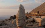 Mysteriet med steinhoder på nemrut-dag-fjellet i Tyrkia